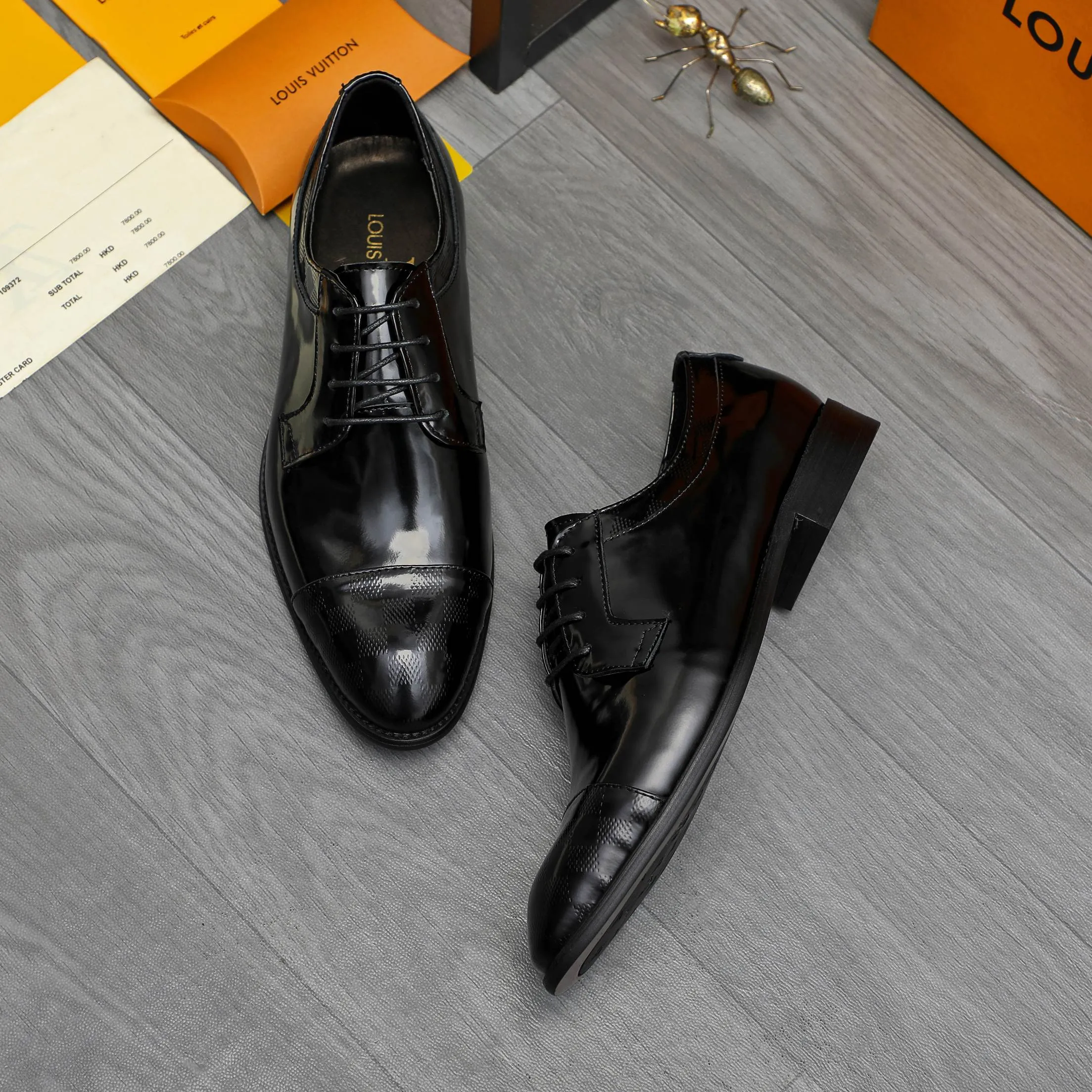 Men's shoes 💰p460 Product trademark: LV (Louis Vuitton) business lace-up leather shoes True size: 39-44 Product material: Selected lacquered cowhide stitching classic embossed upper, cowhide lining, original rubber outsole